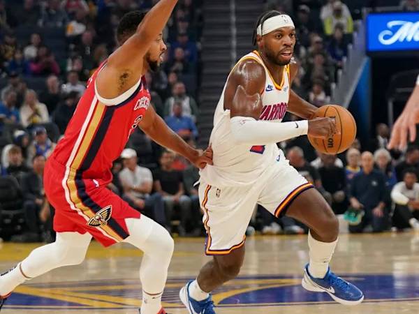 Buddy Hield (kanan) mencetak 28 poin saat Golden State Warriors mengalahkan New Orleans Pelicans 124-106 pada Selasa (29/10). (Foto: AP)