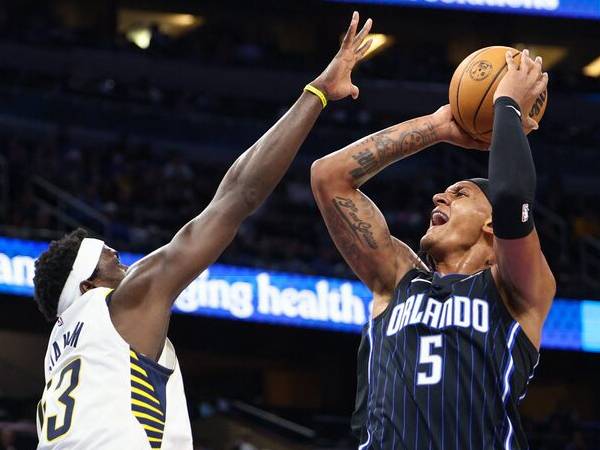 Paolo Banchero (kanan) mencetak 50 poin saat Orlando Magic mengalahkan tim tamu Indiana Pacers 119-115 pada Senin (28/10) malam. (Foto: AP)