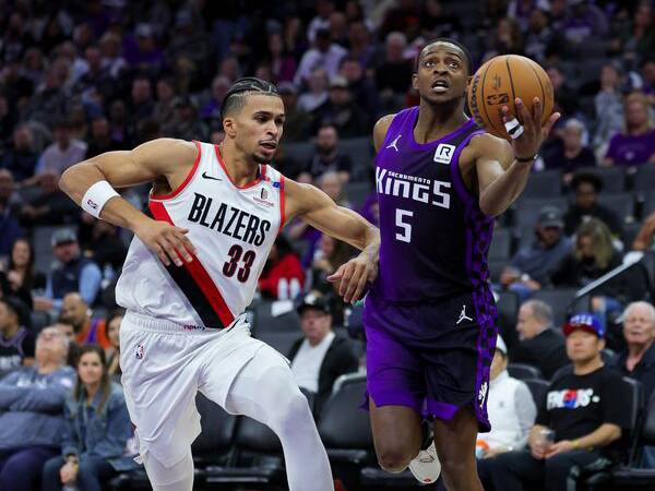 De'Aaron Fox (kanan) mencetak 24 poin saat Sacramento Kings menang 111-98 atas Portland Trail Blazers pada Senin (28/10) malam. (Foto: AP)