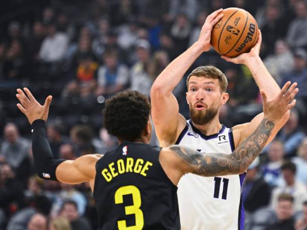 Domantas Sabonis (kanan) membukukan double-double saat Sacramento Kings menang 113-96 atas Utah Jazz pada hari Selasa (29/10). (Foto: AP)