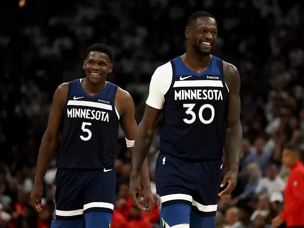 Julius Randle (kanan) dan Anthony Edwards. (Foto: AP)