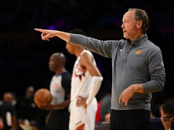 Mike Budenholzer salut dengan defense rapat Suns yang berhasil buat Lakers keok.