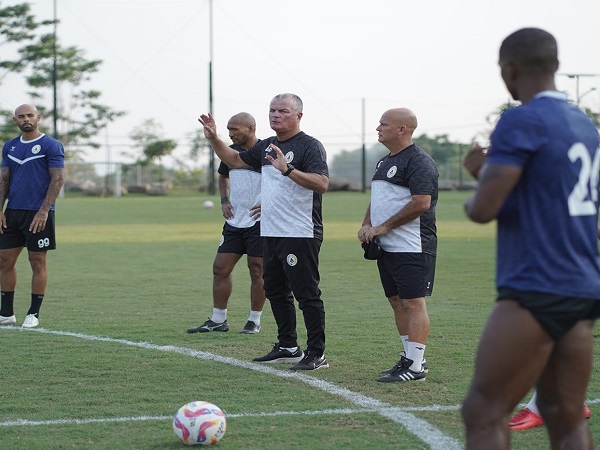 Pelatih PSS Sleman, Mazola Junior memipin latihan timnya