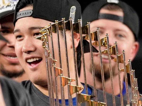 Shohei Ohtani berpose dengan trofi World Series 2024. (Foto: AP)