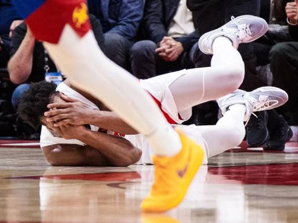 Scottie Barnes tampak menutup mukanya setelah terkena sikut Nikola Jokic dari Denver Nuggets pada Senin (28/10). (Foto: Toronto Star)