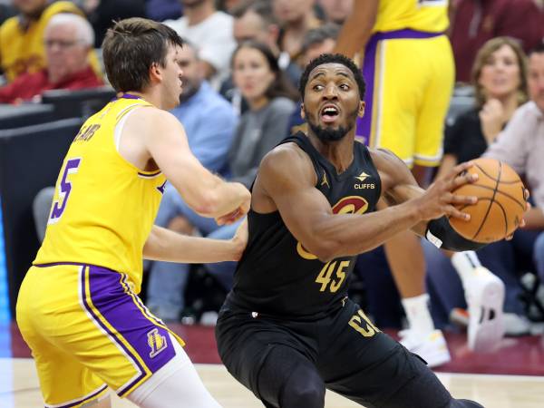 Donovan Mitchell (kanan) mencetak 24 poin saat Cleveland Cavaliers meningkatkan rekor menjadi 5-0 setelah menang 134-110 atas Los Angeles Lakers pada Rabu (30/10). (Foto: AP)