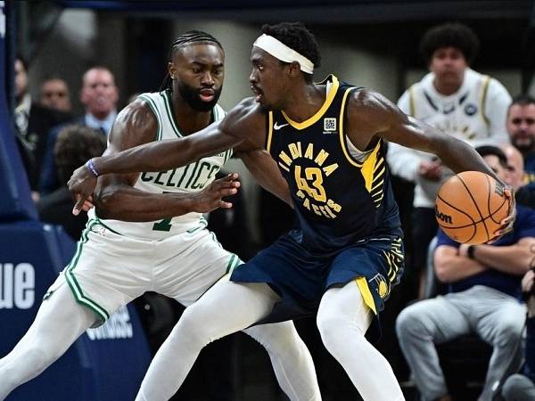 Pascal Siakam (kanan) mencetak 29 poin saat Indiana Pacers mengalahkan Boston Celtics 135-132 via overtime pada Rabu (30/10) malam di Indianapolis. (Foto: AP)