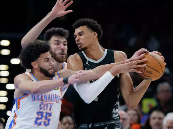 Victor Wembanyama (kanan) hanya mencetak enam poin saat Oklahoma City Thunder menaklukkan tim tamu San Antonio Spurs 105-93 pada . (30/10) malam. (Foto: AP)