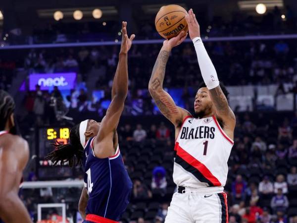 Anfernee Simons (kanan) mencetak 25 poin saat Portland Trail Blazers meraih kemenangan 106-105 atas Los Angeles Clippers pada Rabu (30/10). (Foto: AP)