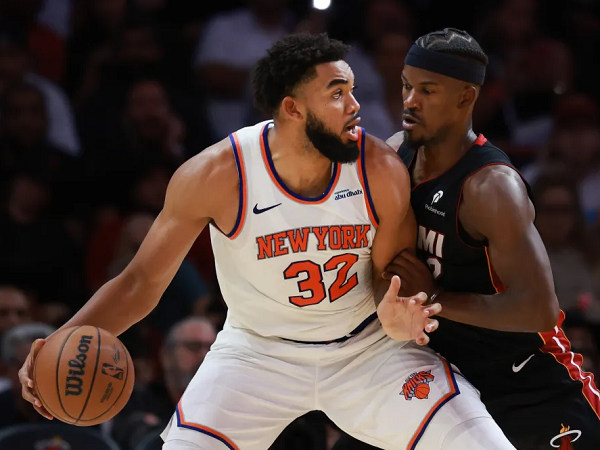 Karl-Anthony Towns lega bisa bantu New York Knicks dengan torehan 44 poinnya.