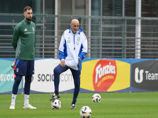 Gianluigi Donnarumma optimis Timnas Italia bisa lolos ke Piala Dunia 2026 di bawah kendali Luciano Spalletti / via Getty Images