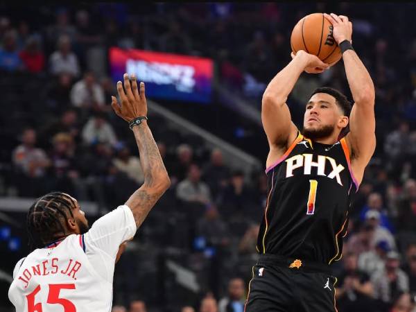 Devin Booker (kanan) mencetak 40 poin saat Phoenix Suns meraih kemenangan 125-119 atas Los Angeles Clippers pada hari Kamis (31/10). (Foto: AP)