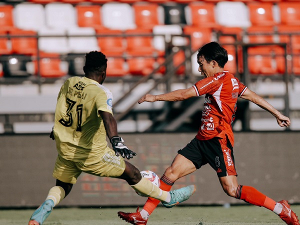 Gelandang Bali United, Mitsuru Maruoka berduel dengan kiper PSBS Biak