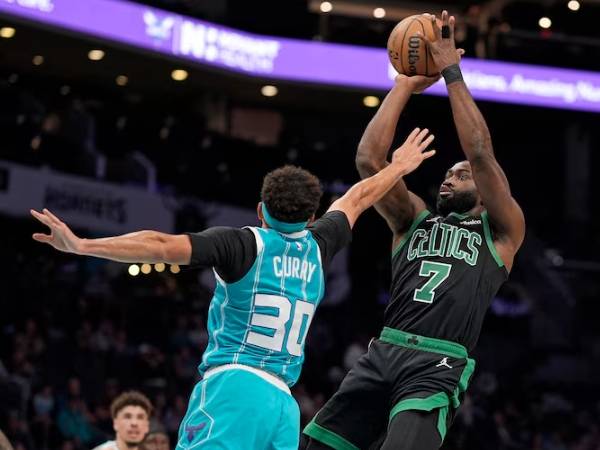 Jaylen Brown (kanan) menyumbang 25 poin saat Boston Celtics mengalahkan Charlotte Hornets dalam kemenangan 124-109 pada Jumat (1/11) malam. (Foto: AP)