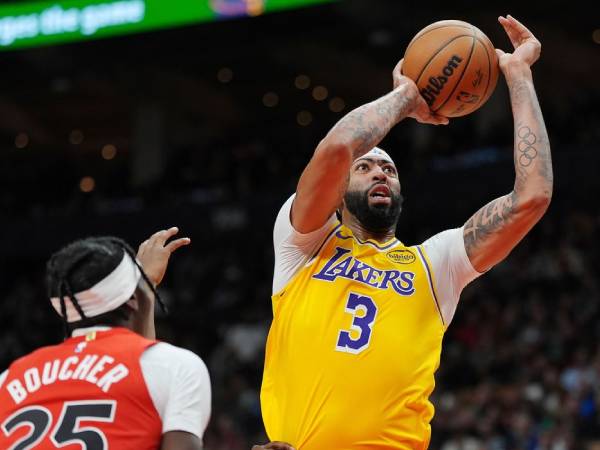 Anthony Davis (kanan) mencetak 38 poin saat Los Angeles Lakers mengalahkan Toronto Raptors 131-125 pada Jumat (1/11) malam. (Foto: AP)