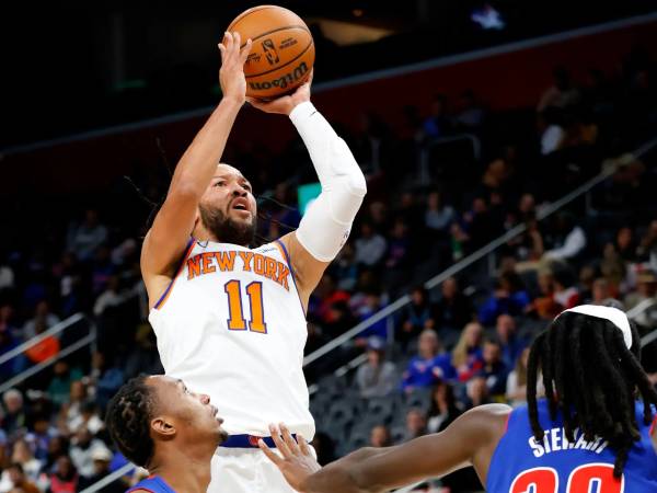 Jalen Brunson (kiri) membukukan 36 poin saat New York Knicks mengalahkan Detroit Pistons 128-98 pada Jumat (1/11) malam. (Foto: AP)