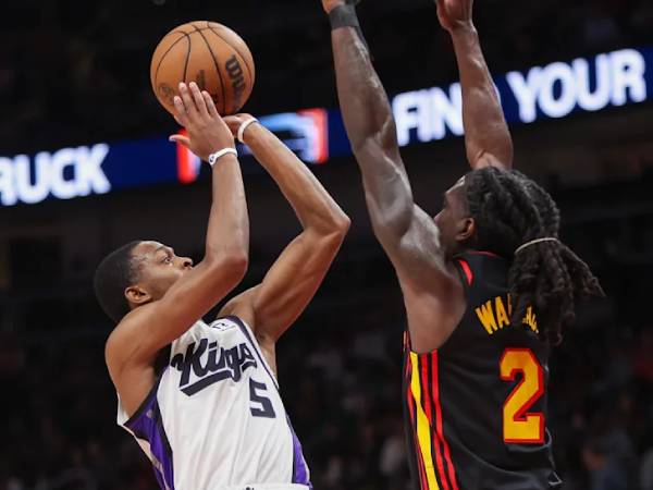 De'Aaron Fox (kiri) mencetak 31 poin saat Sacramento Kings menang 123-115 atas Atlanta Hawks pada hari Jumat (1/11). (Foto: AP)