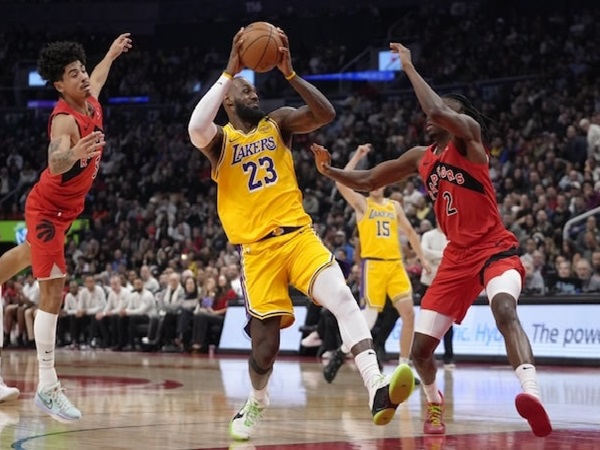 LeBron James Memuji Pergerakan Bola Lakers Saat Kalahkan Raptors