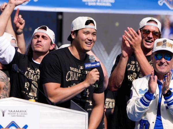 Bintang Los Angeles Dodgers asal Jepang, Shohei Ohtani, memberikan pidato dalam Bahasa Inggris. (Foto: AP)