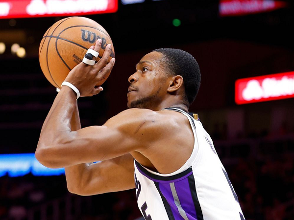 De'Aaron Fox akui cedera tangan ganggu permainannya di laga versus Raptors.