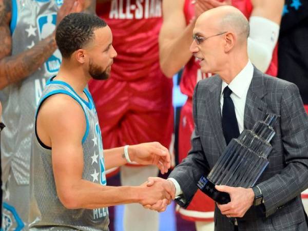 Komisioner NBA Adam Silver (kanan) dan Stephen Curry. (Foto: AP)