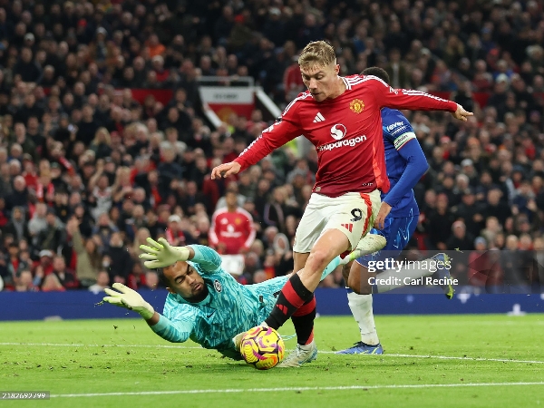 Robert Sanchez memberikan penalti kepada Manchester United setelah melanggar Rasmus Hojlund