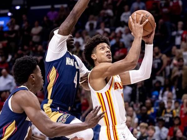 Jalen Johnson (kanan) mencetak 29 poin saat Atlanta Hawks mengalahkan New Orleans Pelicans 126-111 pada Minggu (3/11) malam. (Foto: AP)