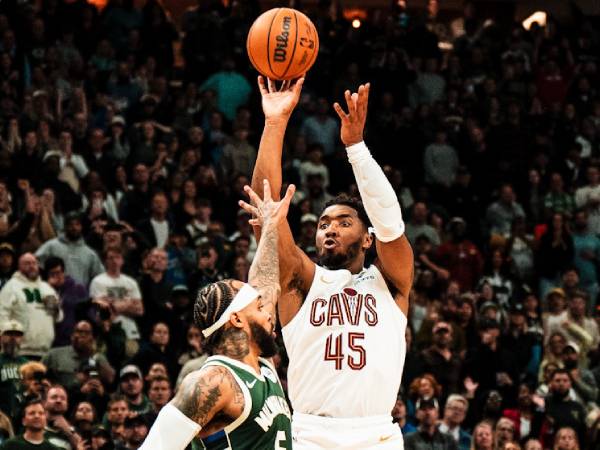 Donovan Mitchell melesakkan tembakan penentu kemenangan dengan 0,3 detik tersisa saat Cleveland Cavaliers menang 114-113 atas Milwaukee Bucks pada Sabtu (2/11) malam. (Foto: X.com)