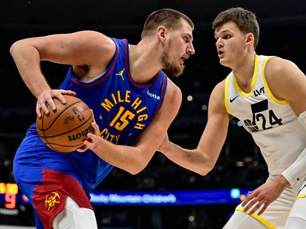 Nikola Jokic (kiri) mencetak 27 poin saat Denver Nuggets mengalahkan Utah Jazz 129-103 pada Sabtu (2/11) malam. (Foto: AP)