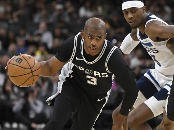 Chris Paul (kiri) mencatatkan 15 poin dan 13 assist saat San Antonio Spurs mengalahkan Minnesota Timberwolves 113-103 pada Sabtu (2/11) malam. (Foto: AP)