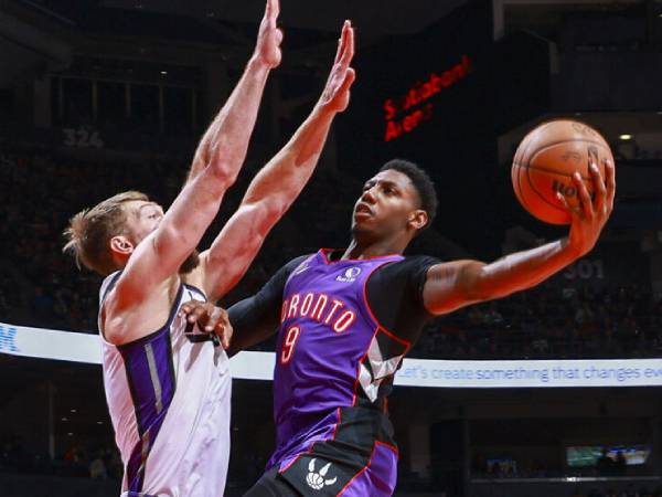 RJ Barrett (kanan) mencetak 31 poin saat Toronto Raptors mengalahkan Sacramento Kings 131-128 vio overtime pada Sabtu (2/11) malam. (Foto: AP)