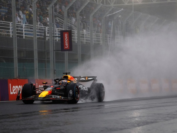 Max Verstappen raih kemenangan lagi di GP Brasil yang penuh insiden.