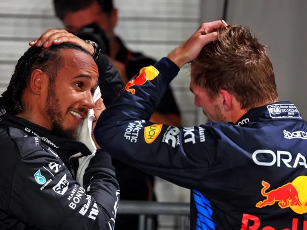 Lewis Hamilton Mengucapkan Selamat ke Verstappen