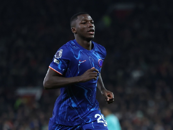 Gelandang Chelsea, Moises Caicedo, merayakan golnya ke gawang Manchester United