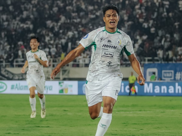 Pemain bertahan PSS Sleman, Fachruddin Aryanto merayakan gol ke gawang Persis Solo