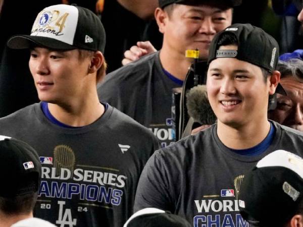 Shohei Ohtani (kanan) dan Yoshinobu Yamamoto. (Foto: AP)