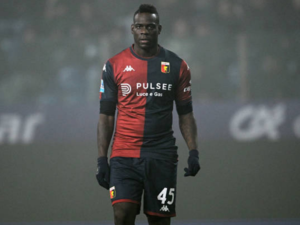 Debut Singkat Mario Balotelli Bersama Genoa Ditandai dengan Kartu Kuning