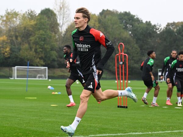 Martin Odegaard kembali berlatih dengan penggawa Arsenal lainnya, jelang laga melawan Inter Milan di matchday keempat Liga Champions (7/11) / via Reuters