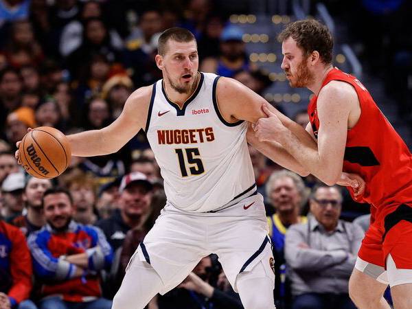 Nikola Jokic (kiri) mengoleksi triple double saat Denver Nuggets bangkit untuk mengalahkan Toronto Raptors 121-119 pada Senin (4/11) malam. (Foto: AP)