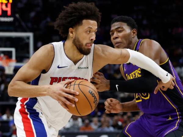 Cade Cunningham (kiri) mencatatkan triple-double saat Detroit Pistons mengejutkan Los Angeles Lakers, 115-103, pada Senin (4/11) malam. (Foto: AP)