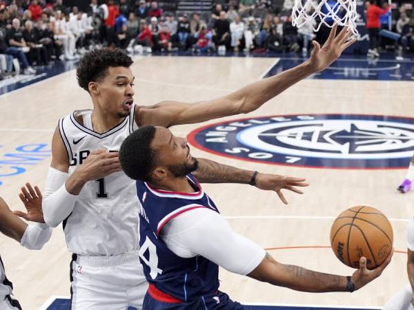 Norman Powell (kanan) mencetak 23 poin saat Los Angeles Clippers menang 113-104 atas San Antonio Spurs pada Senin (4/11). (Foto: AP)