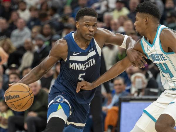 Anthony Edwards (kiri) mencetak 21 poin data Minnesota Timberwolves menang 114-93 atas Charlotte Hornets pada Senin (4/11) malam. (Foto: AP)