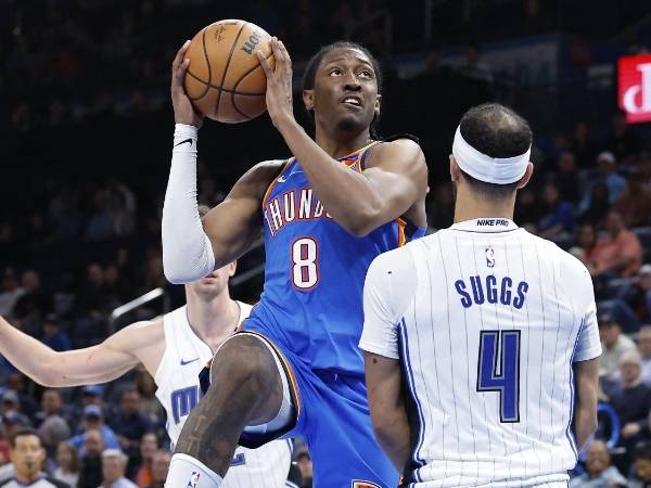 Jalen Williams (tengah) mencetak 23 poin saat Oklahoma City Thunder menang 102-86 atas Orlando Magic pada hari Senin (4/11). (Foto: AP)