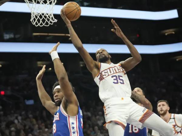 Kevin Durant (kanan) mencetak 35 poin saat Phoenix Suns menang 118-116 atas tim tamu Philadelphia 76ers pada Senin (4/11) malam. (Foto: AP)