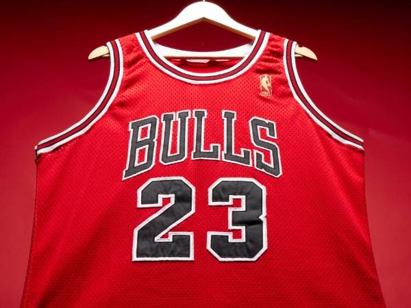 Penampakan jersey Michael Jordan yang dijual oleh rumah lelang Sotheby's baru-baru ini. (Foto: Sotheby's)