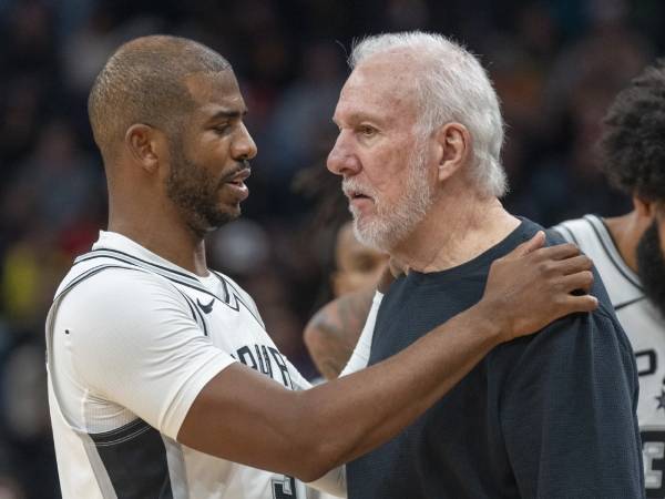 Chris Paul (kiri) dan pelatih Spurs Gregg Popovich. (Foto: AP)