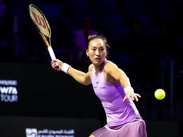 Tampil Hampir Tanpa Cela, Zheng Qinwen Tembus Semifinal Di RIyadh