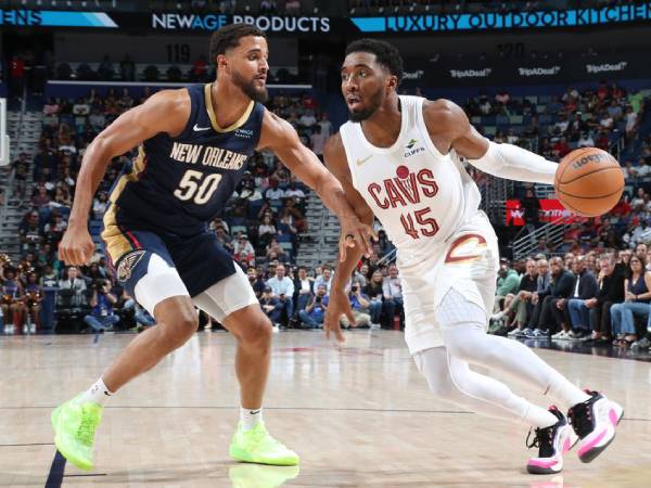 Donovan Mitchell (kanan) mencetak 29 poin saat Cleveland Cavaliers meraih kemenangan 131-122 atas New Orleans Pelicans pada Rabu (6/11) malam. (Foto: AP)