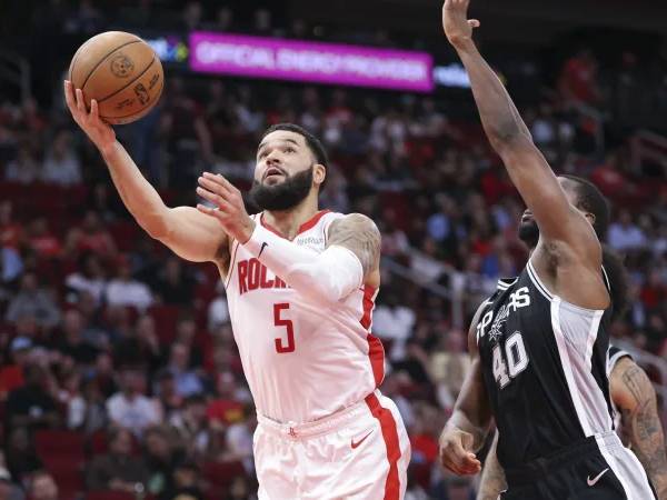 Fred VanVleet (kiri) mencatatkan double-double saat Houston Rockets menang 127-100 atas tim tamu San Antonio Spurs pada hari Rabu (6/11). (Foto: AP)