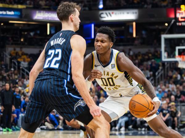 Bennedict Mathurin (kanan) mencatatkan double-double saat Indiana Pacers menumbangkan Orlando Magic 118-111 pada hari Rabu (6/11). (Foto: AP)